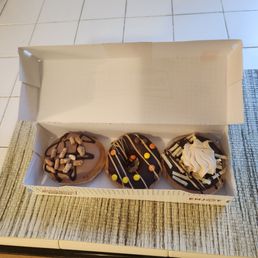 3 ct ($7.39+ $0.30 each): exceptional, 10/10! Fave = Reese's Salty Sweet Crunch (left). The Salty Sweet Crisp & Outrageous were fire too. 3 ct ($7.39+ $0.30 each): exceptional, 10/10! Fave = Reese's Salty Sweet Crunch (left). The Salty Sweet Crisp & Outrageous were fire too.