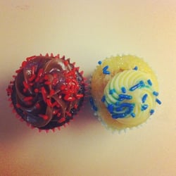 SOS Cupcakes - Cupcakes de brigadeiro e de baunilha.