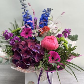 Fleur Boutique Interflora florist - Summer Trending Gift Box by www.fleurboutique.co.uk - Florists Near Me - Much Hoole, LAN