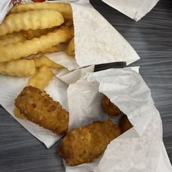 Che's Chicken & Burgers - French fries and jalapeño bombers