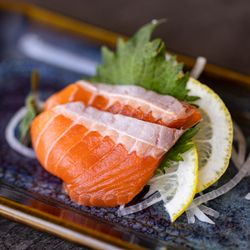 Temaki Bar Sushi - Salmon sashimi.