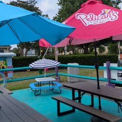 Pelican's Snoballs - Outdoor seating