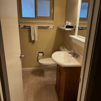 Meadowmont Lodge - Arnold - Bathroom - Hotels Near Me - Arnold, California