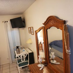 Pillows in Paradise - Bedroom area