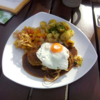 Feinspitz - Hacksteaks mit Spiegelei, Bratkartoffeln und Gemüse - Bavarian Near Me - Bad Füssing, BY