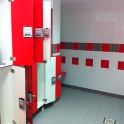Piscine Paul Valeyre - Vestiaires collectifs. On se les caille !