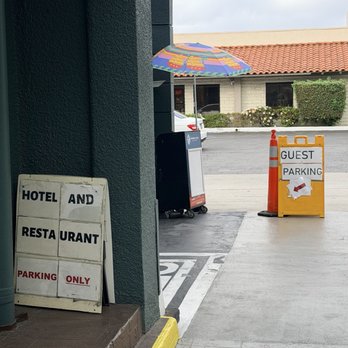 Metro Cafe - Parking area - Breakfast & Brunch Near Me - Santa Monica, California Metro Cafe - Parking area - Breakfast & Brunch Near Me - Santa Monica, California
