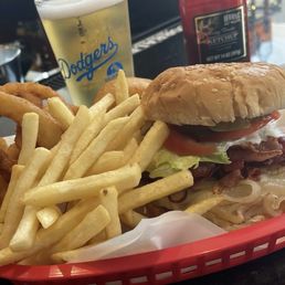 Can't beat this spot for awesome bacon burgers, fries and a cold drink after a quick round. Casual and laid back.