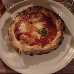 Antiche Ricette Napoletane - Fantastica pizza margherita fatta con mozzarella di bufala ed il parmigiano. Il formato è quello baby. Ottimo dopo un ricco antipasto