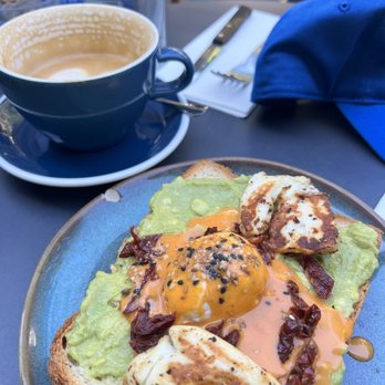 Kozy Bosquet - Cappuccino and avocado Benedict - Coffee & Tea Near Me - Paris, 75 Kozy Bosquet - Cappuccino and avocado Benedict - Coffee & Tea Near Me - Paris, 75