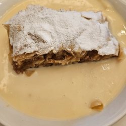 Landtmann's Jausen Station - Apple Strudel with Vanilla sauce