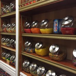 Great little ice cream spot with handmade popcorn and old fashion candy. Plus they have great prices on green juices for adults