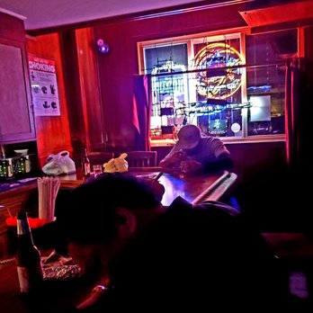 Kelly's Pub - The guy NEXT to me at the Bar totally passed out... - Pubs Near Me - Flushing, New York