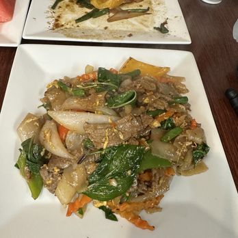 Thai Tasty - Pad kee Mao with beef (drunken noodle) - Thai Near Me - Dracut, Massachusetts