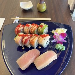 Rainbow roll: 4 stars, Yellowtail Nigiri: 5 stars!