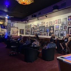 Pal Joey's Cocktail Lounge - Lots of seats