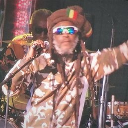 Headliner Steel Pulse. Wasn't the most energetic set I've seen them do. Love 'em, but it's the same as the 1st time you see them. Headliner Steel Pulse. Wasn't the most energetic set I've seen them do. Love 'em, but it's the same as the 1st time you see them.