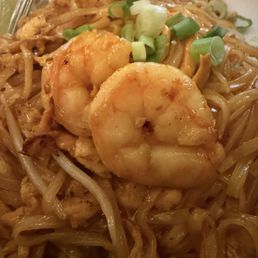 Chicken and shrimp pad Thai Chicken and shrimp pad Thai