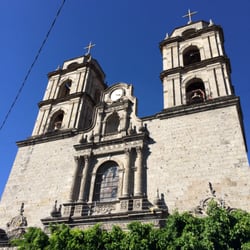Parroquia Santa Teresita del Niño Jesús - En las afueras del templo venden muchas cosas ricas para comer: tacos, churros, papas y elotes, entre otras.