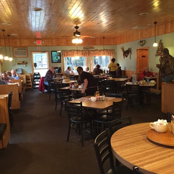 Shaker's - Dining area - Breakfast & Brunch Near Me - Houghton Lake, Michigan
