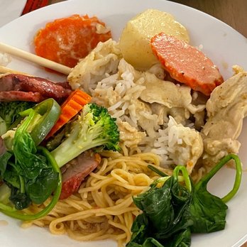 Kin Thai - Egg noodles with BBQ pork and wontons and Chicken Panang Curry - Thai Near Me - Medford, Oregon Kin Thai - Egg noodles with BBQ pork and wontons and Chicken Panang Curry - Thai Near Me - Medford, Oregon