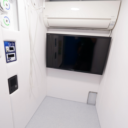 Jonathan D Gelber MD, MS - LA Ortho and Wellness - Inside the spacious Hyperbaric Chamber