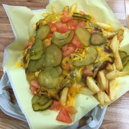Chili cheese fries with tomatoes and pickles