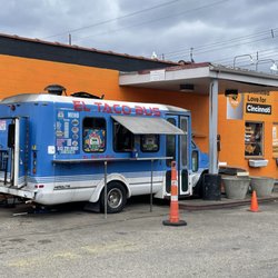 El Taco Bus - Tucked in under an awning at the Boost Mobile on Vine street in Carthage