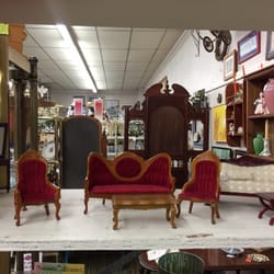 Apple Tree Antique Gallery - More doll house miniatures.