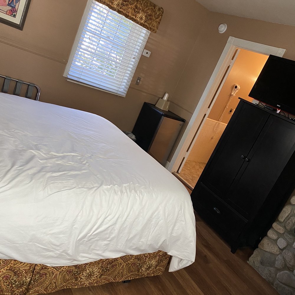 Saddleback Inn - #34 Queen room - Hotels Near Me - Lake Arrowhead, California Saddleback Inn - #34 Queen room - Hotels Near Me - Lake Arrowhead, California