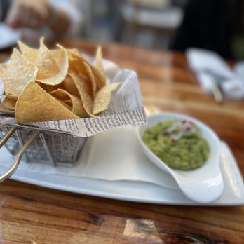 Flights 101 Club Lounge - Chips and guac - Lounges Near Me - Burlingame, California Flights 101 Club Lounge - Chips and guac - Lounges Near Me - Burlingame, California