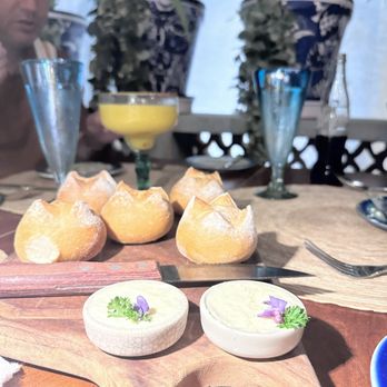 Tres Sirenas Cabo - Warm biscuits with garlic spread - Seafood Near Me - Cabo San Lucas, BCS Tres Sirenas Cabo - Warm biscuits with garlic spread - Seafood Near Me - Cabo San Lucas, BCS