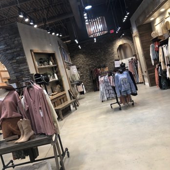 Lizard Thicket - Women's Clothing Near Me - Wesley Chapel, Florida