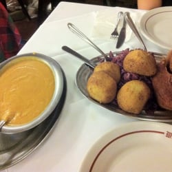 Windhuk - Bolinhos de batata, joelho de porco frito acompanhado de repolho roxo refogado e muito bem temperado. Molho de páprika a parte