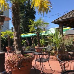 Noho's Hawaiian Cafe - Outside dining area