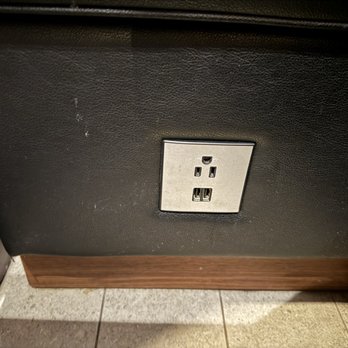 Ale & Compass Restaurant - Power and charging at seat - American Near Me - Orlando, Florida