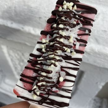 Zippops - Strawberry coconut w/ chocolate drizzle, coconut flakes, and white chocolate chips. - Ice Cream & Frozen Yogurt Near Me - San Juan, Puerto Rico