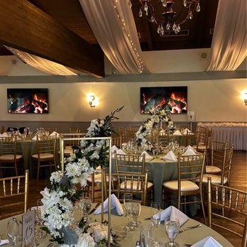 Tutta Bella Florist - Reception flowers with the gold stand - Florists Near Me - Rancho Cucamonga, California