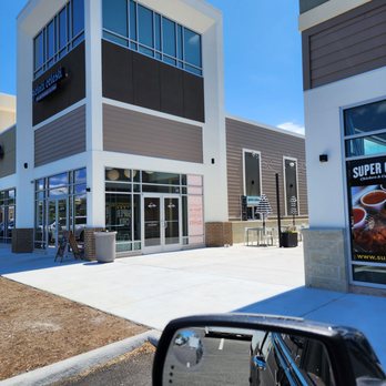 Gelati Celesti - Walk up window, outdoor seating and a water bow for pets. This place rocks! - Ice Cream & Frozen Yogurt Near Me - Chesapeake, Virginia