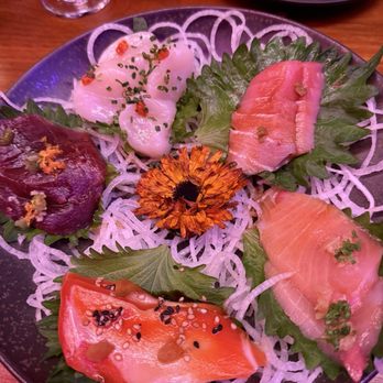 TenTen - Sashimi plate. Scallop, tuna, salmon, hamachi, and I can't remember the last one! - Japanese Near Me - Austin, Texas
