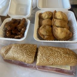 Submarine Alitas/ Chicken Wings Empanada de Res