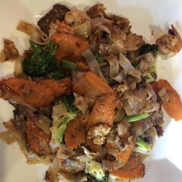 Stir fry noodle with beef and shrimp. Stir fry noodle with beef and shrimp.