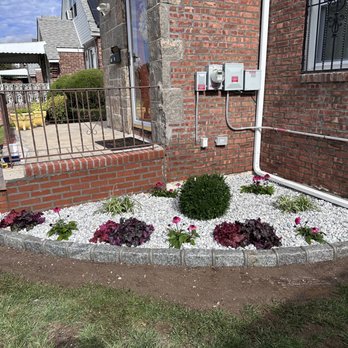 ZCanales Landscaping - One side of the flower bed. Same concrete blocks placed along the edge of the driveway. - Landscaping Near Me ZCanales Landscaping - One side of the flower bed. Same concrete blocks placed along the edge of the driveway. - Landscaping Near Me
