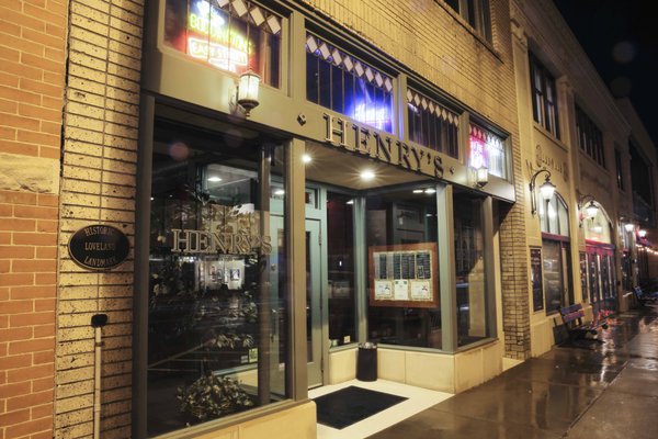 Henry's Pub by null