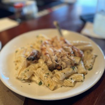 Uno Pizzeria & Grill - Chicken Alfredo - Pizza Near Me - Alexandria, Virginia Uno Pizzeria & Grill - Chicken Alfredo - Pizza Near Me - Alexandria, Virginia