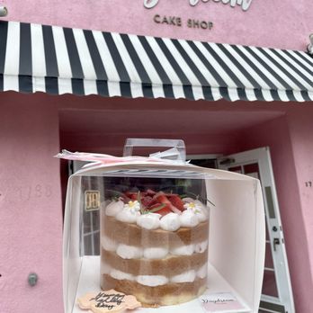 DayDream Cake Shop - Strawberry Lover Cake 6" Added a free birthday plaque - Desserts Near Me - San Francisco, California DayDream Cake Shop - Strawberry Lover Cake 6" Added a free birthday plaque - Desserts Near Me - San Francisco, California