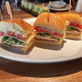 R+D Kitchen - Chicken sandwich as served. They are known for this dish - New American Near Me - Yountville, California R+D Kitchen - Chicken sandwich as served. They are known for this dish - New American Near Me - Yountville, California