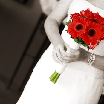 Inspired Celebrations - This bride loves daisies and wanted them to be a prominent part of her wedding day. - Wedding Planning Near Me Inspired Celebrations - This bride loves daisies and wanted them to be a prominent part of her wedding day. - Wedding Planning Near Me