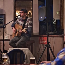 Bestplace - Live acoustic music sets every Thursday.