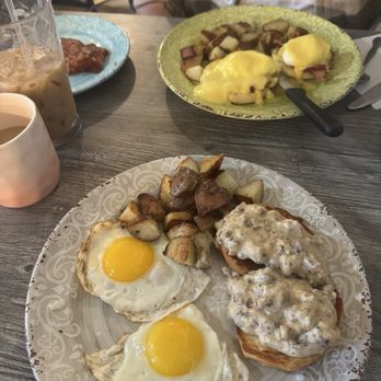 Mal's Kitchen - Biscuits and gravy - Breakfast & Brunch Near Me - Abington, Massachusetts Mal's Kitchen - Biscuits and gravy - Breakfast & Brunch Near Me - Abington, Massachusetts